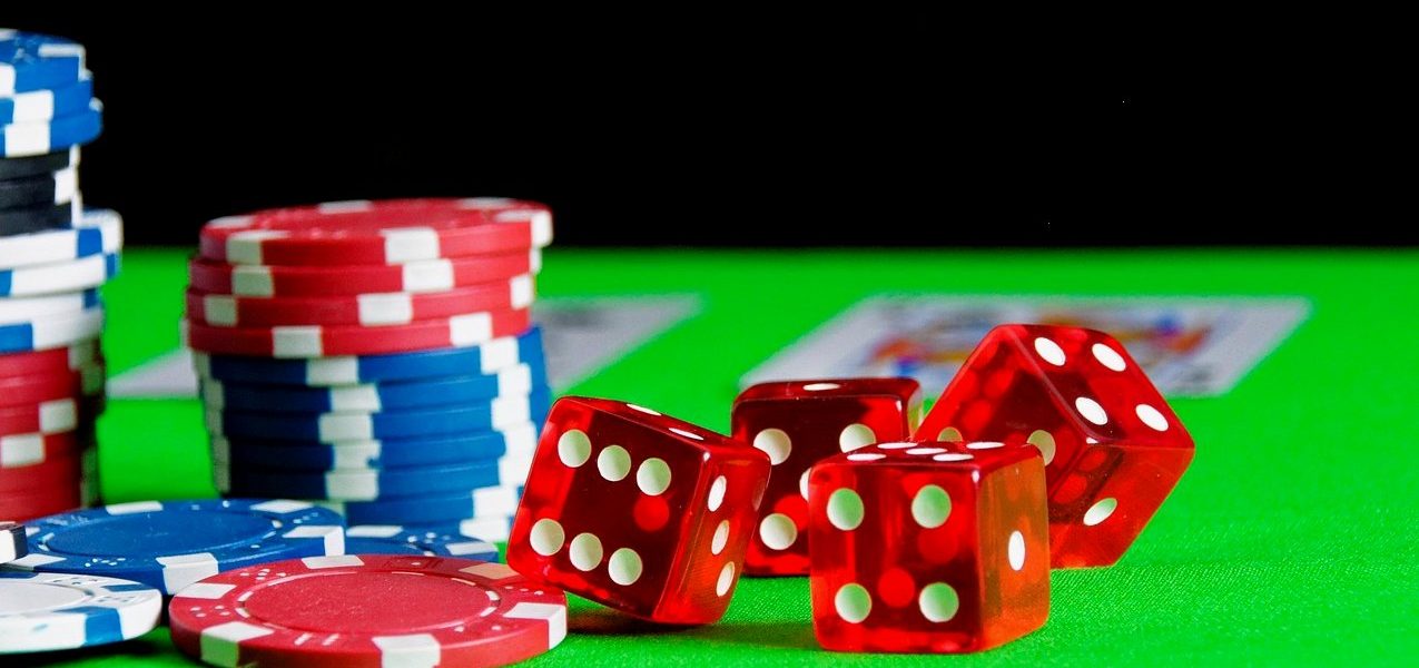 体育博彩风险下的棋牌玩法与水果机策略:OG真人平台机制深度解读
